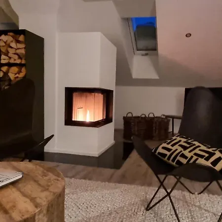 Zollhaus 65 *