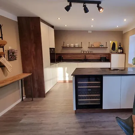 Zollhaus 65 *